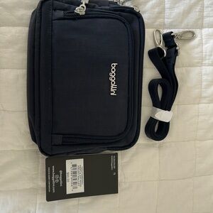 Baggallini triple zipper travel bag. Shoulder for belt bag. Navy color
